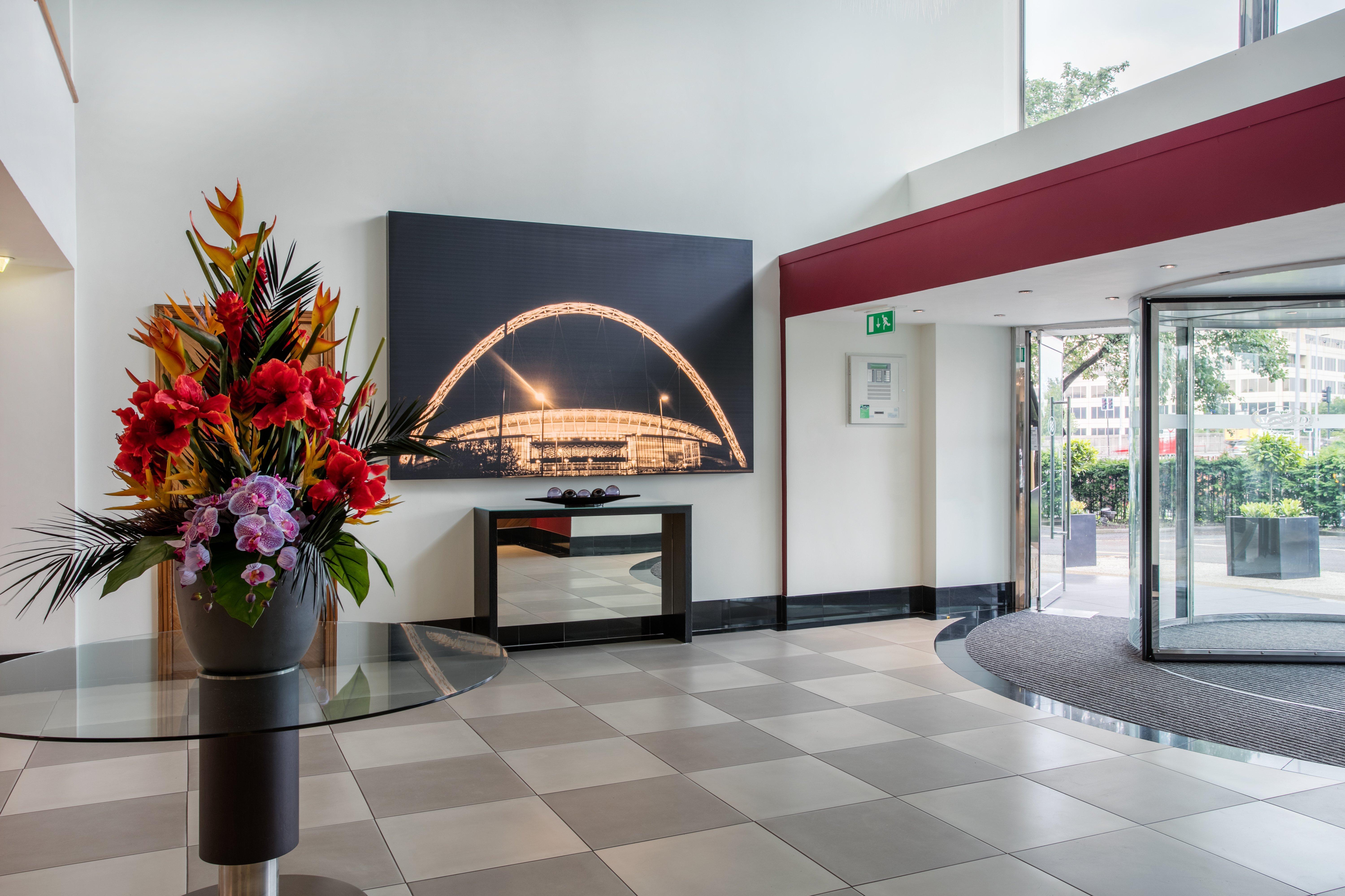 Crowne Plaza London Ealing By Ihg Hotel Bagian luar foto