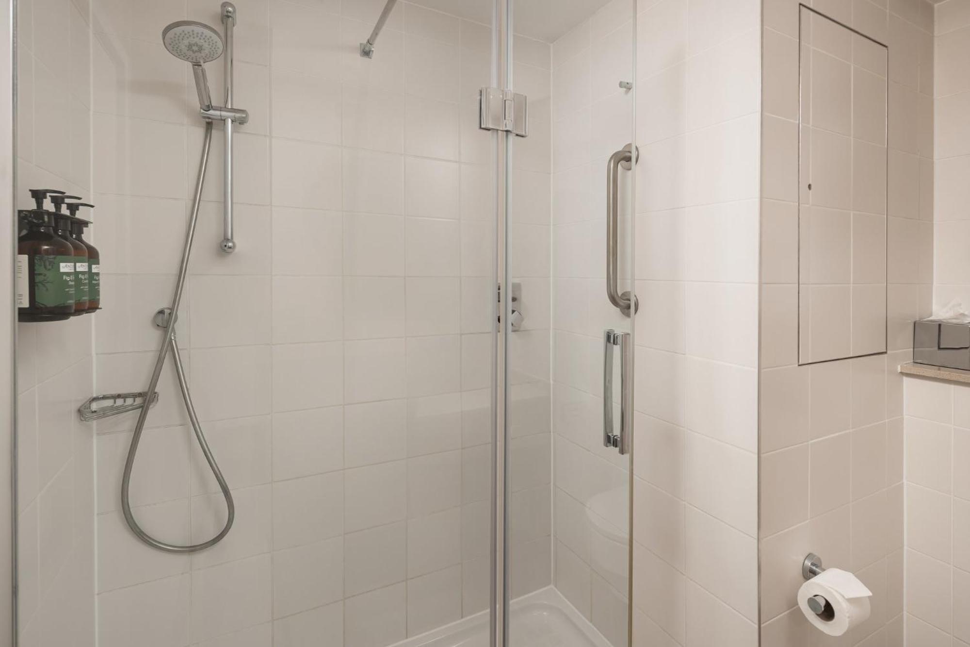 Crowne Plaza London Ealing By Ihg Hotel Bagian luar foto